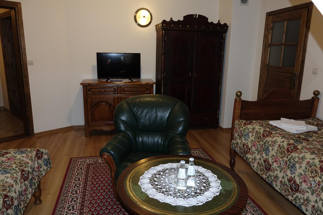 Gosciniec Dworski W Ropie - Pokoje Goscinne Ropa Bagian luar foto